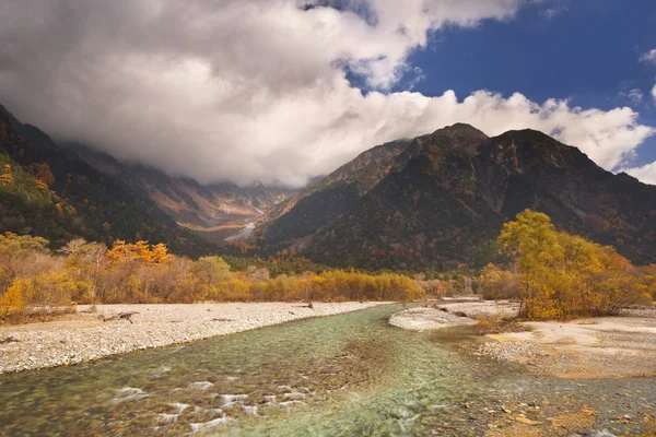 Cores do rio Azusa e do outono em Kamikochi, Japão — Fotografia de Stock