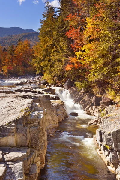 Río a través del follaje de otoño, Rocky Gorge, Swift River, NH, Estados Unidos — Foto de Stock
