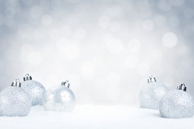 Gümüş Noel baubles gümüş bir arka plan ile karda