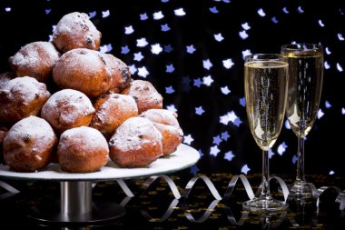 Hollandalı New Year's Eve oliebollen, geleneksel bir pasta