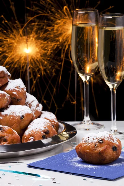 Nochevieja holandesa con oliebollen, una pastelería tradicional — Foto de Stock