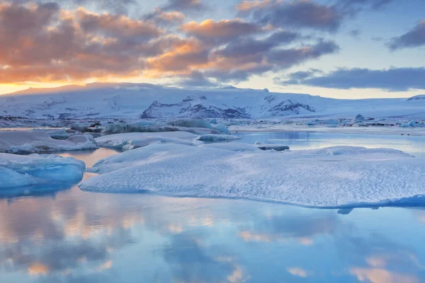 Παγόβουνα στο Jokulsarlon λίμνη παγετώνα στο ηλιοβασίλεμα — Φωτογραφία Αρχείου