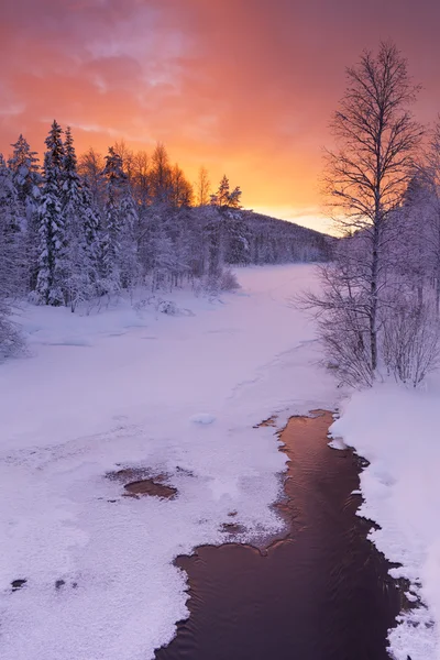 Sonnenaufgang über einem Fluss im Winter in der Nähe von levi, finnisch Lappland — Stockfoto