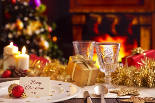 Mesa de Navidad con chimenea y árbol de Navidad — Foto de Stock