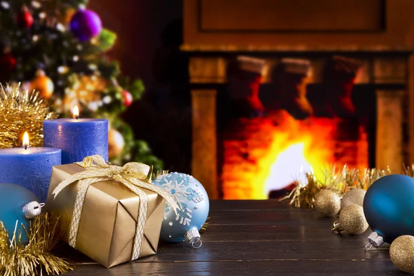 Різдвяна сцена з каміном і ялинкою — стокове фото