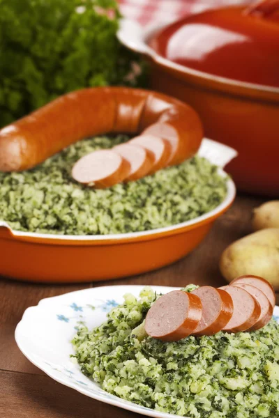 Comida holandesa: col rizada con salchicha ahumada o 'Boerenkool met worst' —  Fotos de Stock