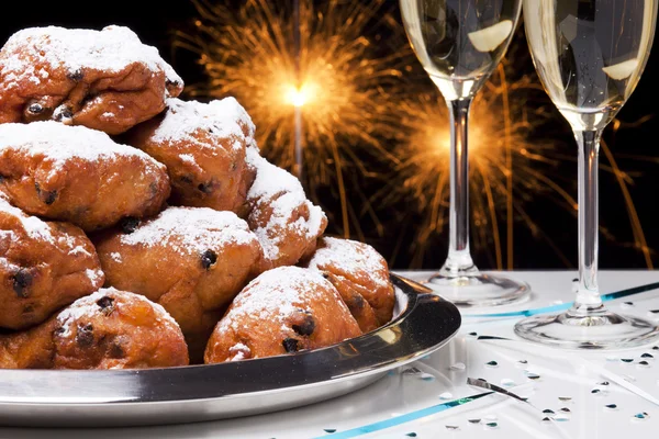 Nochevieja holandesa con oliebollen, una pastelería tradicional — Foto de Stock