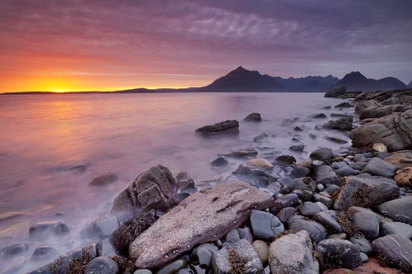 Spektakulärer Sonnenuntergang am elgol beach, isle of skye, Schottland — Stockfoto