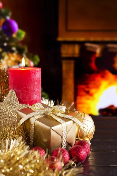 Escena de Navidad con chimenea y árbol de Navidad en el fondo —  Fotos de Stock