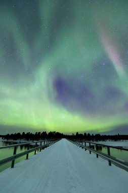 Kışın, Fin Lapland bir köprü üzerinde Kutup ışıkları