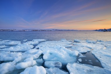 Buzlar gün batımında, Kuzey Buz Denizi, Porsangerfjord, Norveç