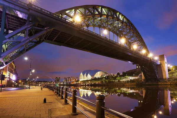 Köprü Nehri Tyne Newcastle, İngiltere'de gece — Stok fotoğraf