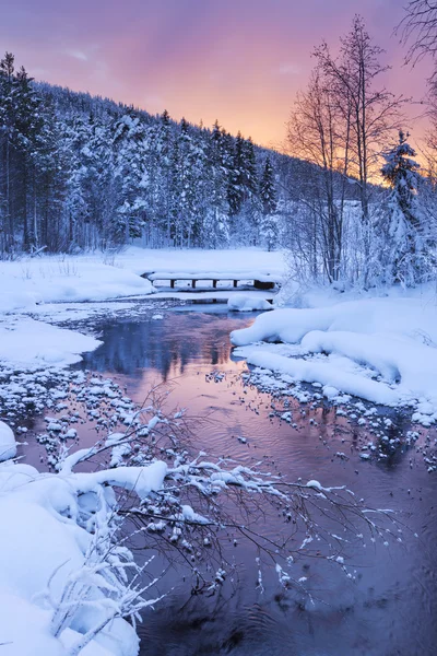 Zonsopgang boven een rivier in de winter in de buurt van Levi, Fins Lapland — Stockfoto