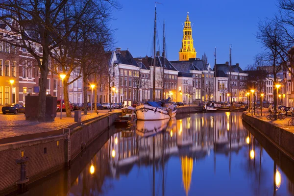 Staden Groningen, Nederländerna med A-kerk på natten — Stockfoto