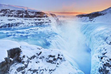 İzlanda batımında kışın donmuş Gullfoss Falls