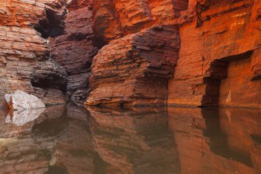 Taş duvar yansımalar bir geçit, Karijini Np, Batı Avustralya