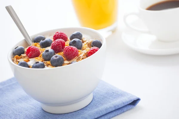 Desayuno saludable con muesli, fruta fresca, zumo de naranja y cof — Foto de Stock