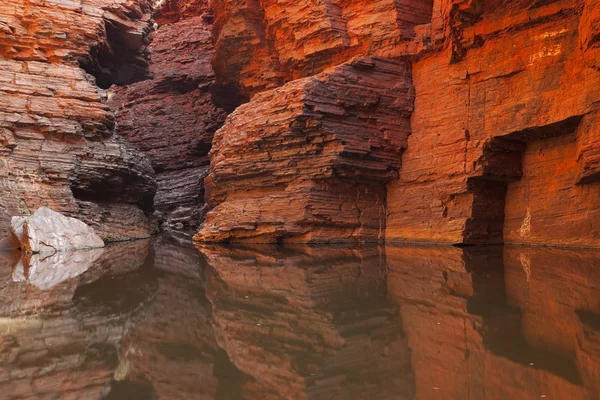 Reflexionen der Felswände in einer Schlucht, karijini np, Western Australia — Stockfoto