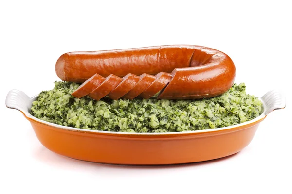 Comida holandesa: 'Boerenkool met worst' sobre un fondo blanco —  Fotos de Stock