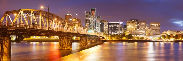 Skyline of Portland, Oregon across the Willamette River, at nigh — Stock Photo, Image