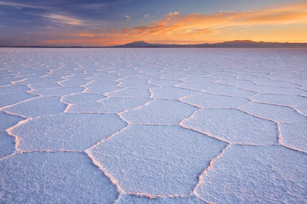 Salt flat Salar de Uyuni na Bolívia ao nascer do sol — Fotografia de Stock