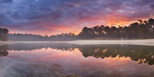 Reflexões do nascer do sol em um lago tranquilo, Henschotermeer, The Neth — Fotografia de Stock