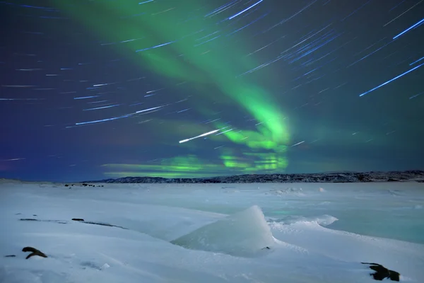 Aurora borealis over besneeuwde winterlandschap, Noord-Noorwegen — Stockfoto