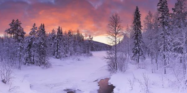 Východ slunce nad řeka v zimě blízko Levi, finské Laponsko — Stock fotografie