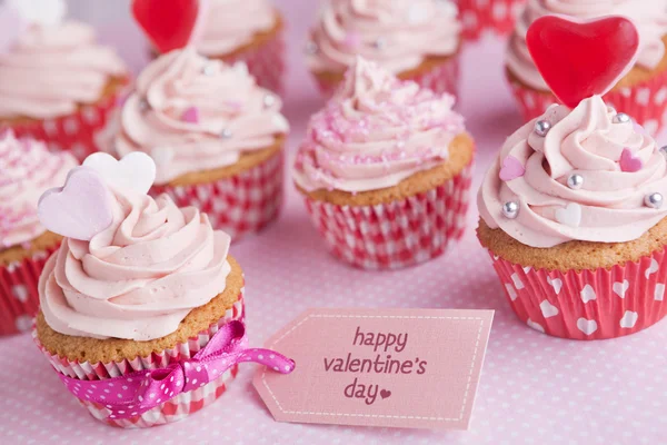 Cupcakes de Saint-Valentin rose avec les mots 'Joyeuse Saint-Valentin' — Photo