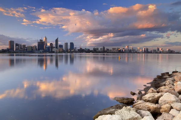 Panoramę miasta Perth, Australia po drugiej stronie rzeki Swan o zachodzie słońca — Zdjęcie stockowe