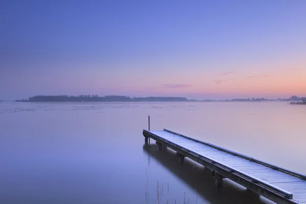 Jetty en un lago tranquilo en invierno en los Países Bajos — Foto de Stock