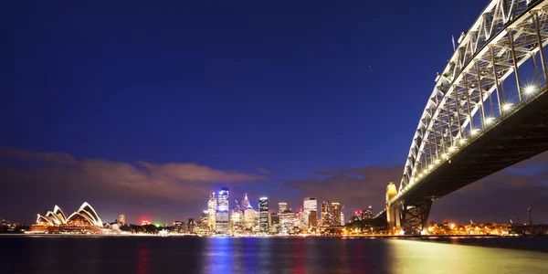 Harbour Bridge e Sydney skyline, Austrália à noite — Fotografia de Stock