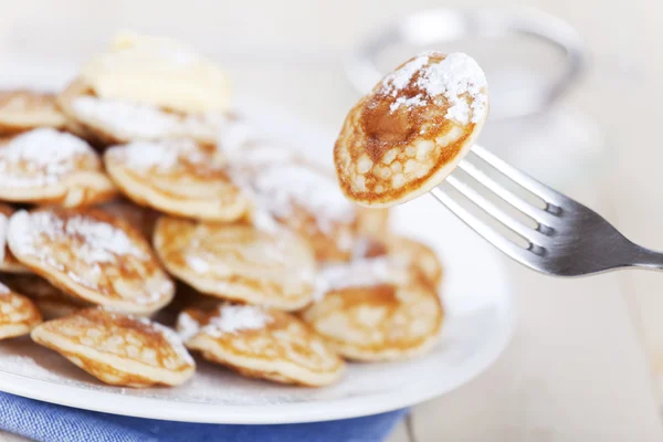 Comida holandesa: 'Poffertjes' o panqueques pequeños — Foto de Stock