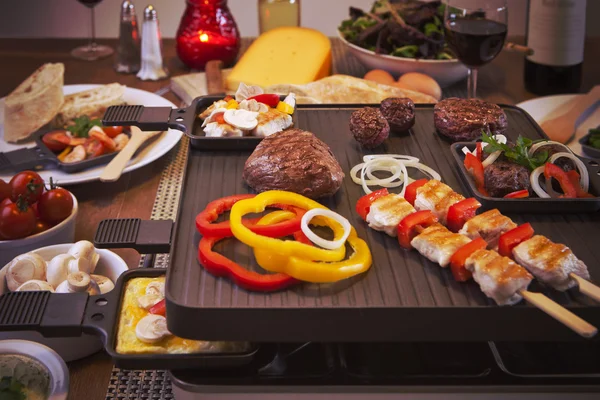 Raclette-Tischgrill oder die holländische Variante 'Gourmetten' — Stockfoto