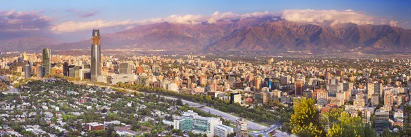 Skyline de Santiago de Chile desde Cerro San Cristóbal, puesta del sol —  Fotos de Stock