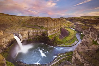 Washington, ABD'deki gün batımında Palouse Falls