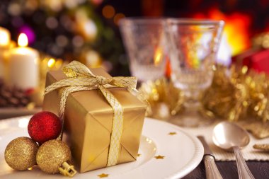 Şömine ve backgro Noel ağacı Noel masa