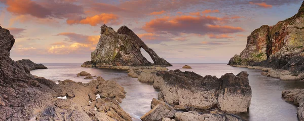 Bow Fiddle Rock, natuurlijke boog op Moray kust, Schotland, zonsondergang — Stockfoto