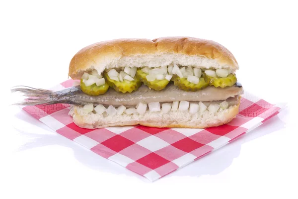 Sandwich mit Hering ("haring"), Zwiebeln und Gurken, isoliert o — Stockfoto