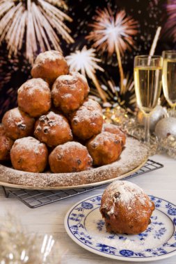 Hollandalı New Year's Eve oliebollen, geleneksel bir pasta