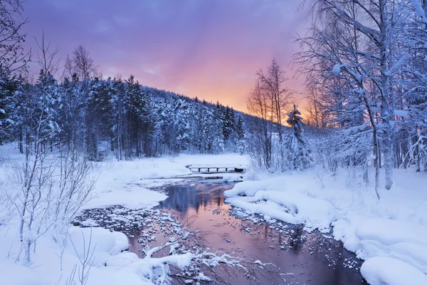 Východ slunce nad řeka v zimě blízko Levi, finské Laponsko — Stock fotografie