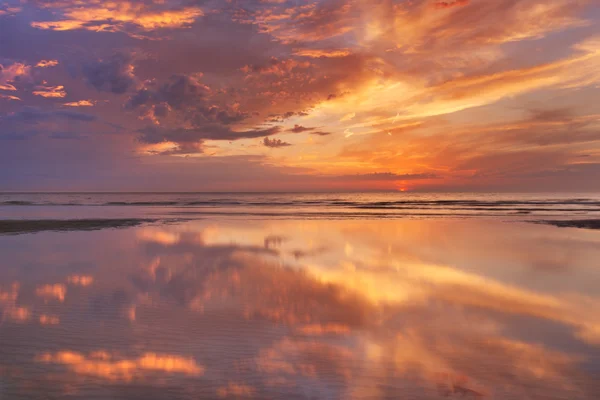 Zonsondergang reflecties op het strand, eiland Texel, Nederland — Stockfoto