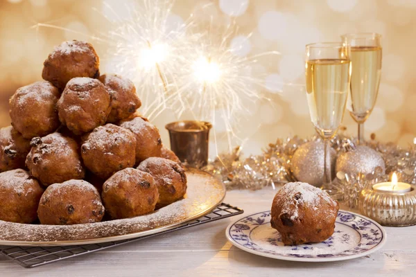 Nochevieja holandesa con oliebollen, una pastelería tradicional — Foto de Stock