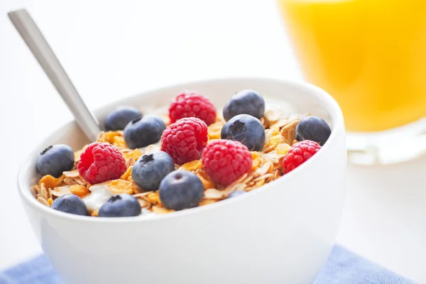 Desayuno saludable con muesli, fruta fresca y zumo de naranja — Foto de Stock