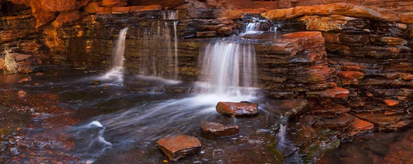 Kleiner wasserfall in der hanhahnschlucht, karijini np, westliche austr — Stockfoto