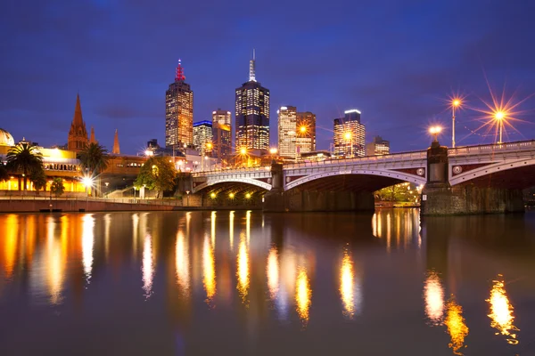Panoramę Melbourne, Australia, po drugiej stronie rzeki Yarra w nocy — Zdjęcie stockowe