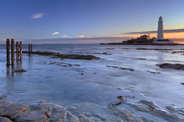 Salida del sol sobre el faro de Santa María, Whitley Bay, Inglaterra — Foto de Stock