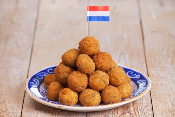 Nederlandse voedsel: 'bittergarnituur' of 'Bitterbal', diepe gebakken snac — Stockfoto
