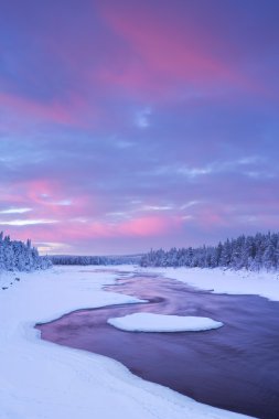 Bir kış manzarası Fin Lapland içinde nehir rapids üzerinde gündoğumu