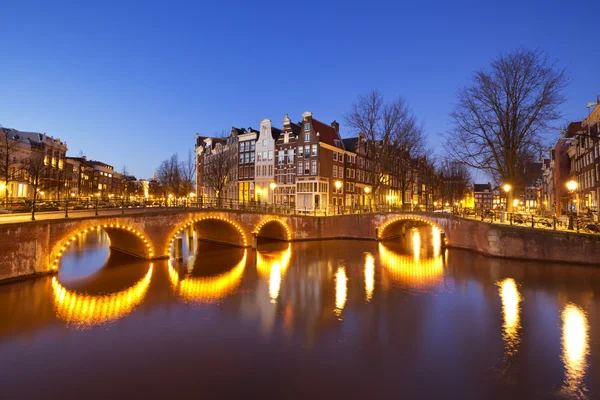 Puentes sobre canales en Amsterdam por la noche —  Fotos de Stock